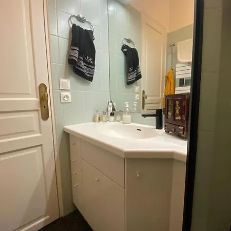 Eiffel Tower Apartment *